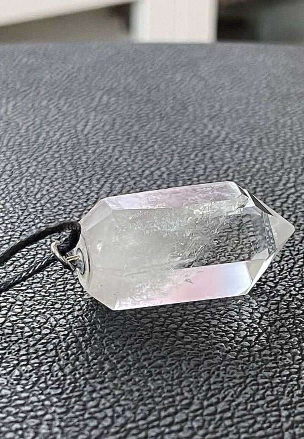 Bergkristal hangertje punt, medium-groot, met veter