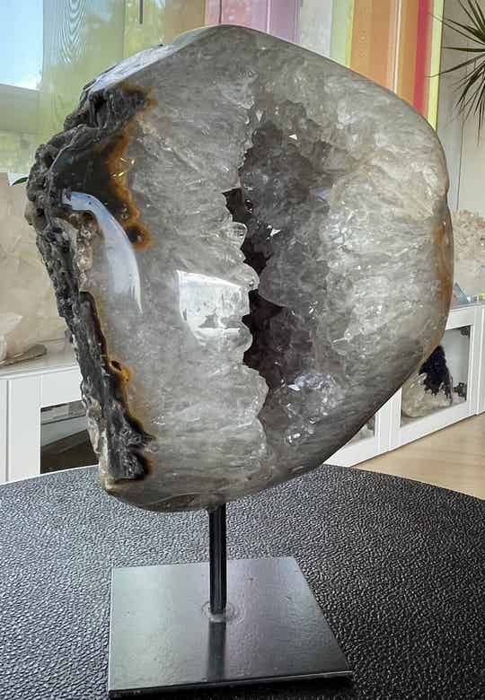 Bergkristal met Amethist en Agaat geode uit Brazilië op standaard, groot