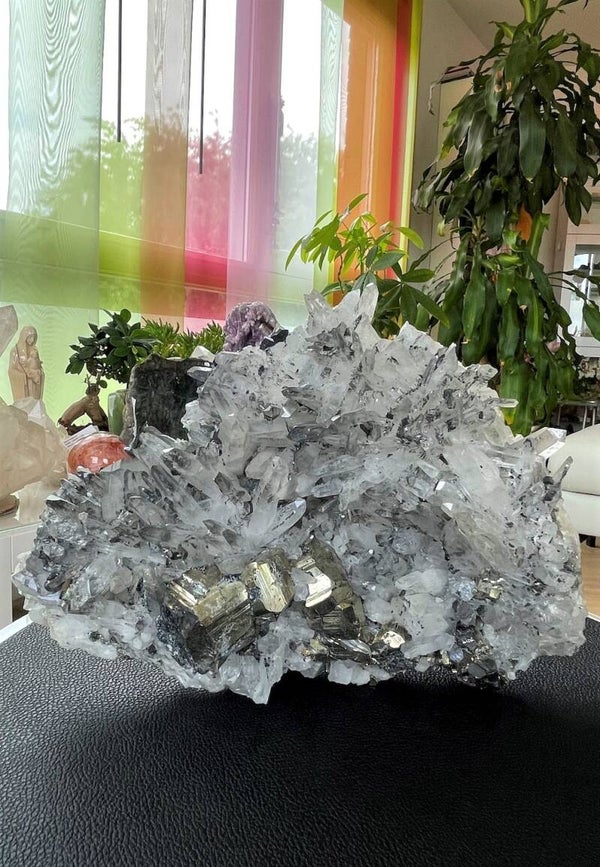 Bergkristal cluster punten met Hübneriet en Pyriet uit Peru ruw, heel groot