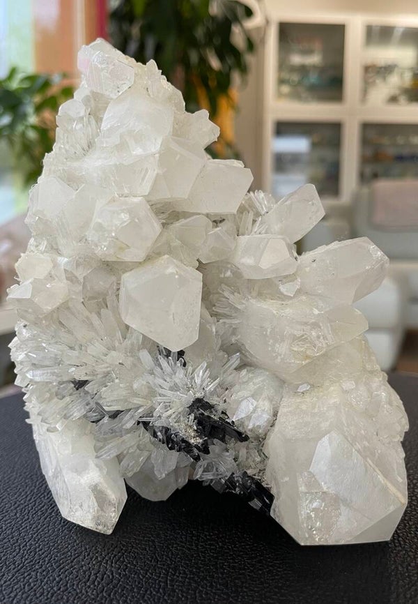 Bergkristal cluster punten met Hübneriet uit Peru ruw, groot