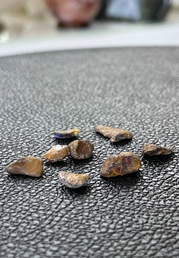 Boulder Opaal 8 stuks ruwe trommelsteen, heel klein