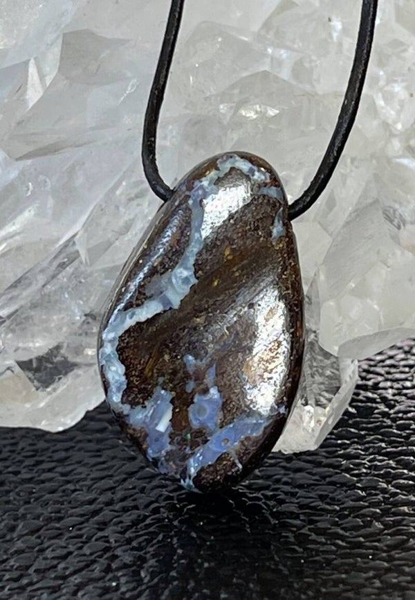 Boulder Opaal hangertje doorboord, met veter