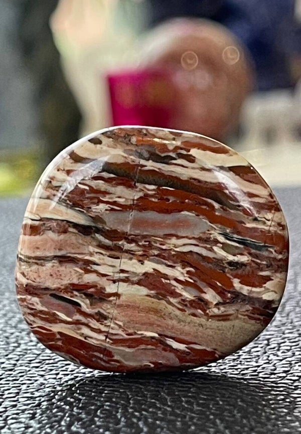 Jaspis Breccie knuffelsteen plat