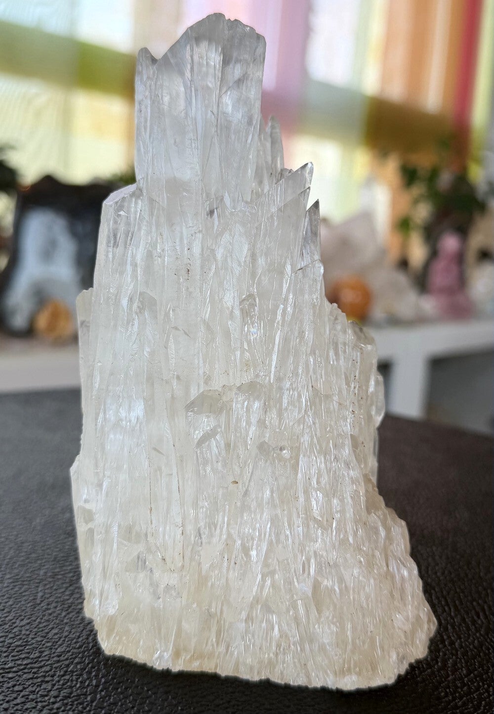 Calciet uit Indonesië cluster met punten ruw, medium-groot