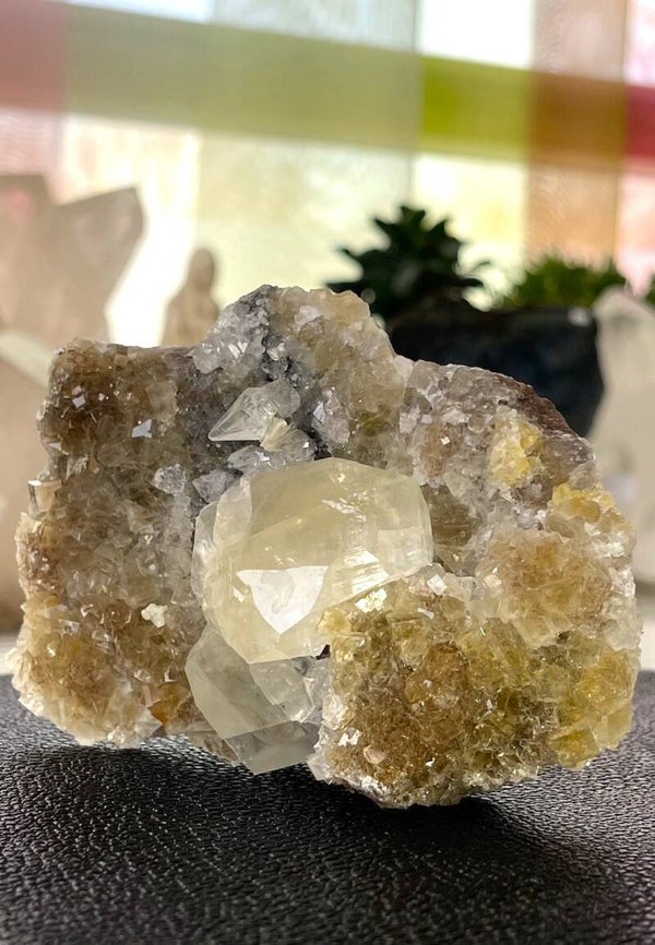 Calciet op gele Fluoriet uit Moscona Asturias Spanje ruw, medium-groot