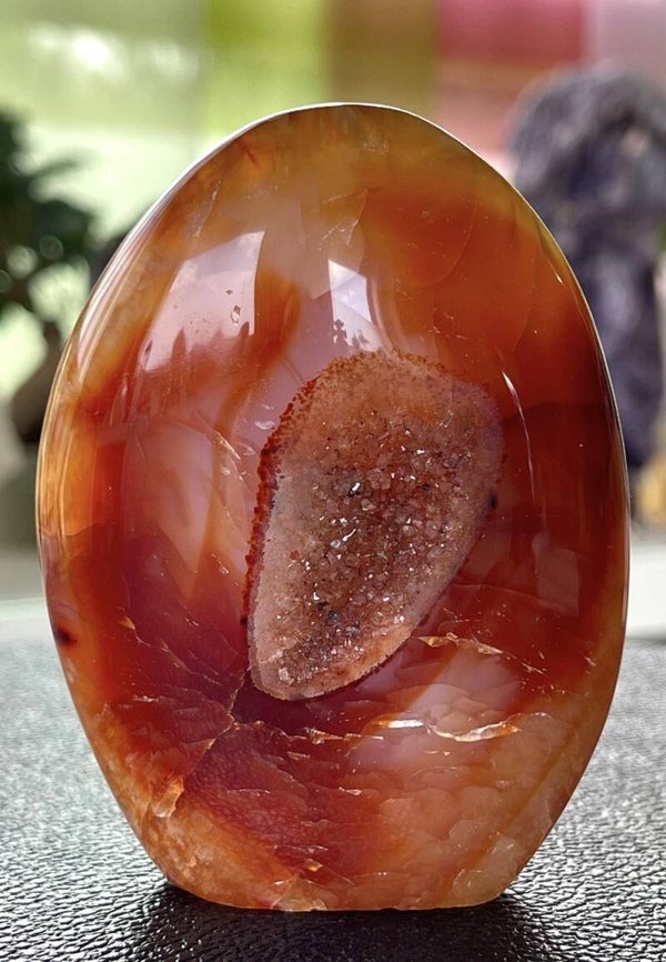Carneool free form staand, medium
