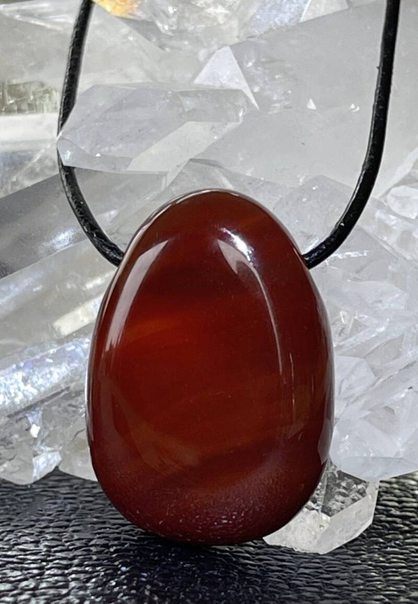 Carneool hangertje doorboord, met veter