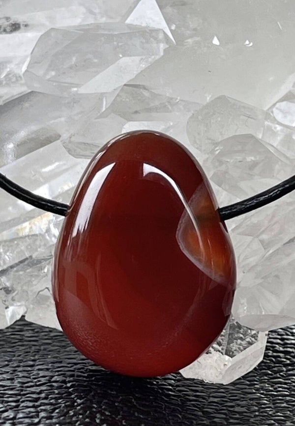 Carneool hangertje doorboord, met veter