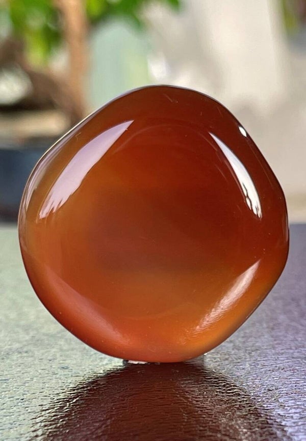 Carneool knuffelsteen plat