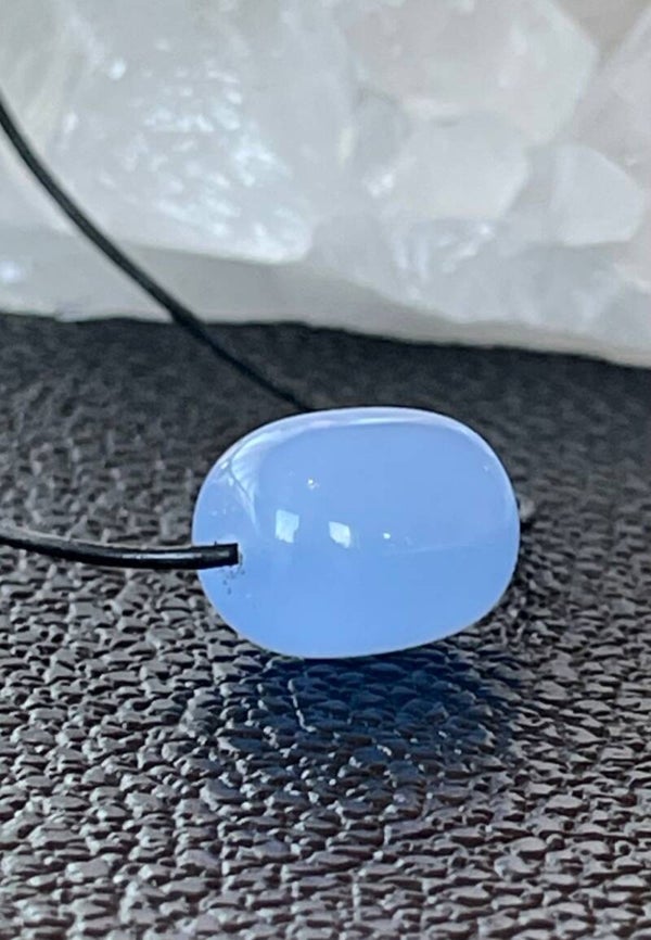 Blauwe Chalcedoon hangertje doorboord, kraal met veter
