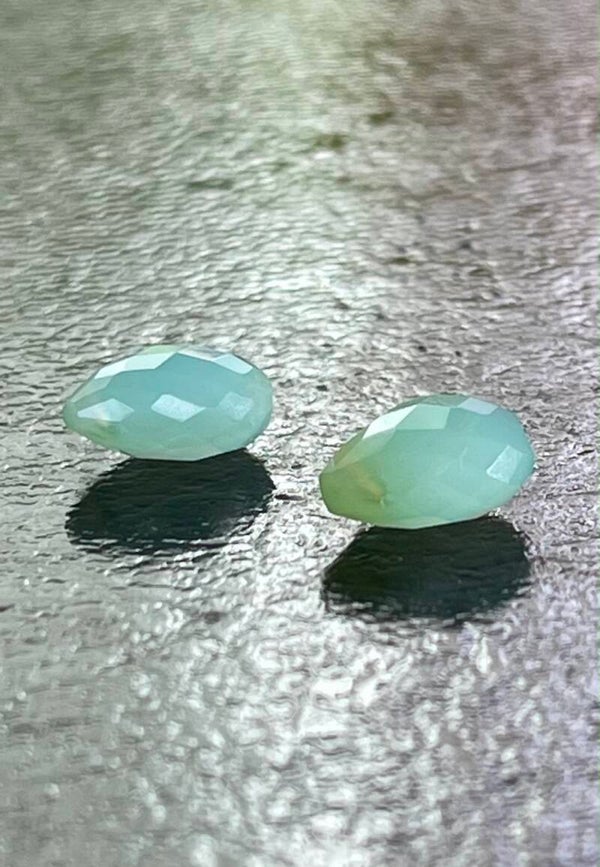 Chalcedoon edelsteen facet geslepen druppel, doorboord, per paar