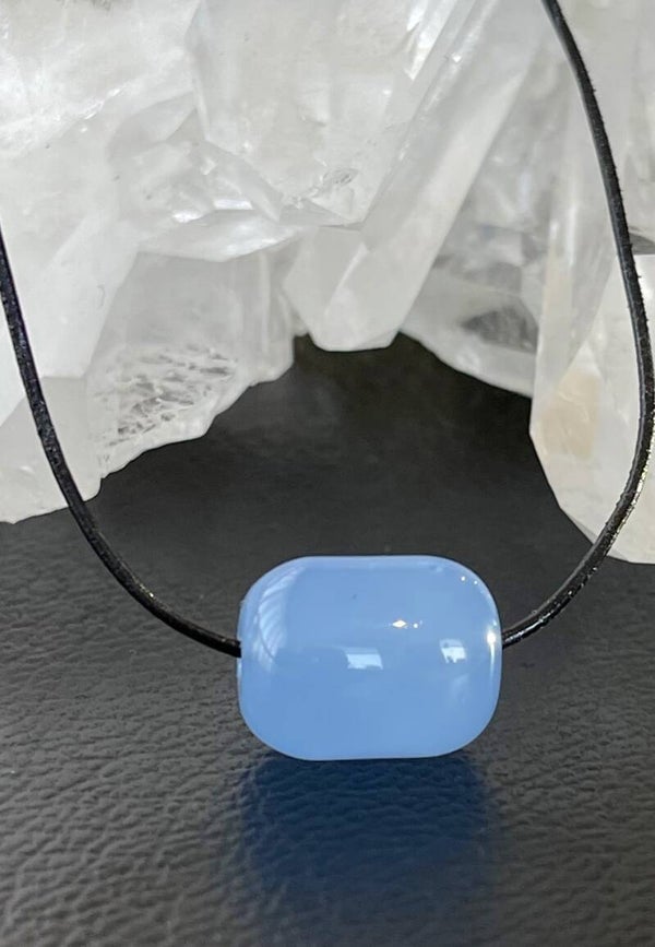 Chalcedoon hangertje doorboord kraal, met veter