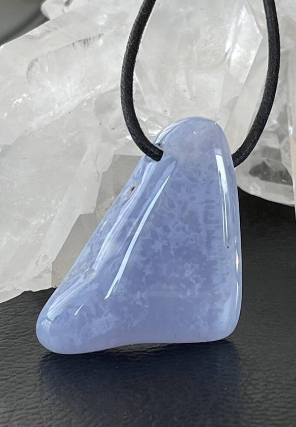 Chalcedoon hangertje doorboord, met veter