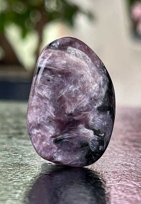 Charoiet knuffelsteen plat, klein