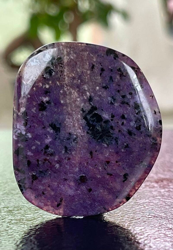 Charoiet knuffelsteen plat