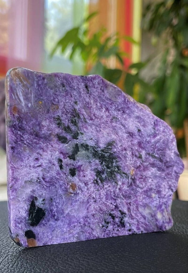 Charoiet platte schijf, twee zijden gepolijst