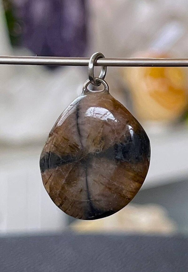 Chiastoliet hangertje, met veter