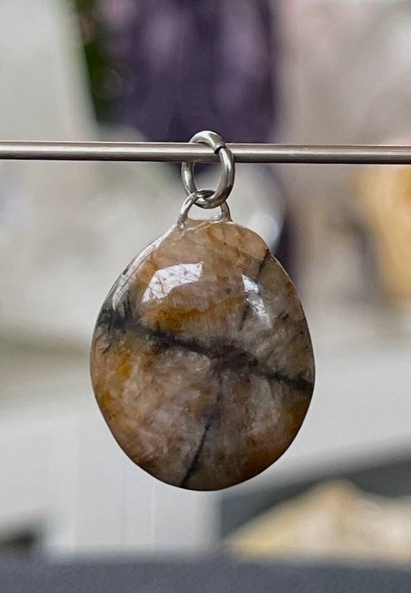 Chiastoliet hangertje, met veter