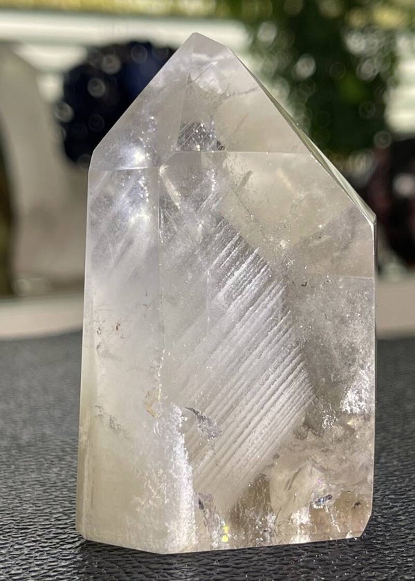 Chlorietkwarts met fantoom punt gepolijst uit Brazilië, medium