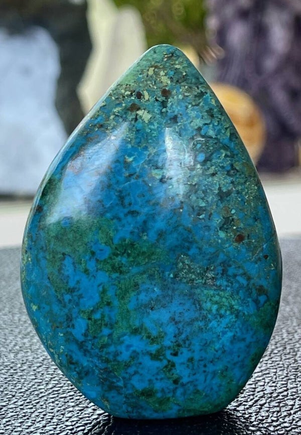 Chrysocolla uit Peru, free form staand
