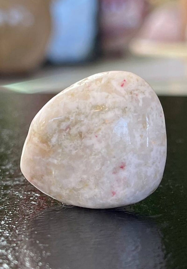 Cinnabar in Kwarts trommelsteen