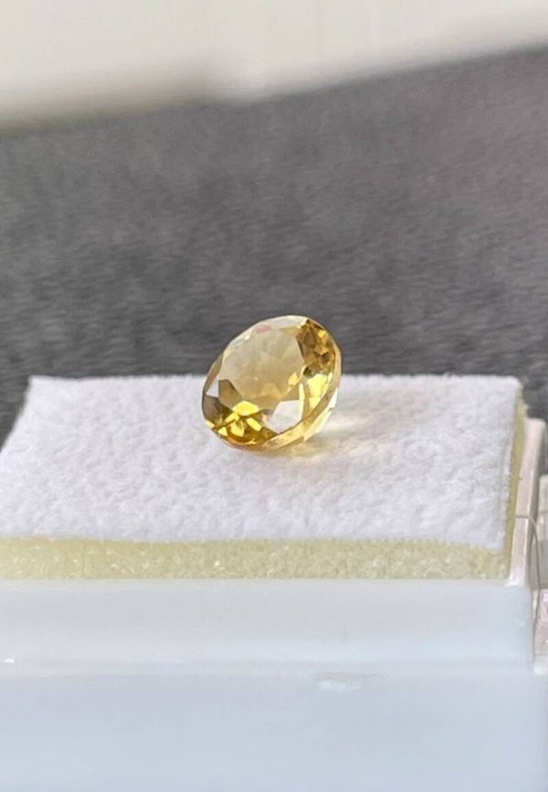 Citrien edelsteen facet geslepen rond uit Brazilië, klein