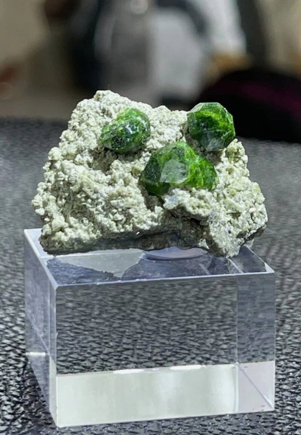 Demantoid var. Andradiet Granaat uit Iran ruw, klein