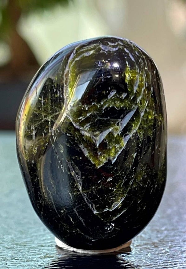 Diopsiet trommelsteen, medium-groot