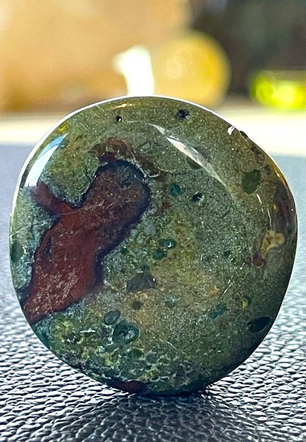 Drakenbloed Jaspis knuffelsteen plat
