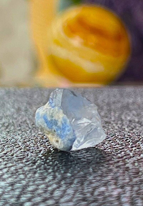 Dumortieriet in Kwarts uit Brazilië ruw, klein