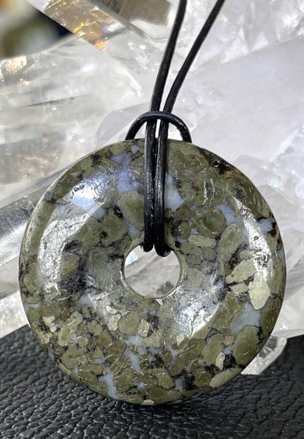 Enstatiet hangertje donut, met veter, medium