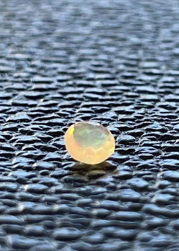 Opaal edelsteen facet geslepen uit Ethiopië rond, klein