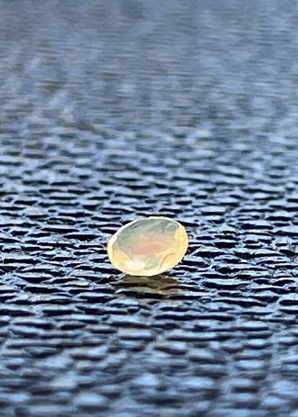 Opaal edelsteen facet geslepen uit Ethiopië rond, klein