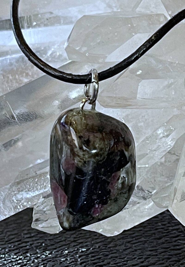 Eudialiet hangertje, met veter