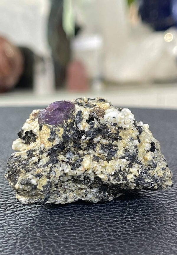 Fiskenaesset Robijn in matrix uit Groenland ruw, medium