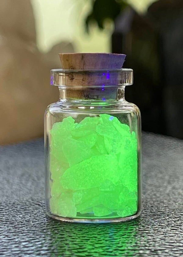 Fluorescerende steentjes uit China in flesje