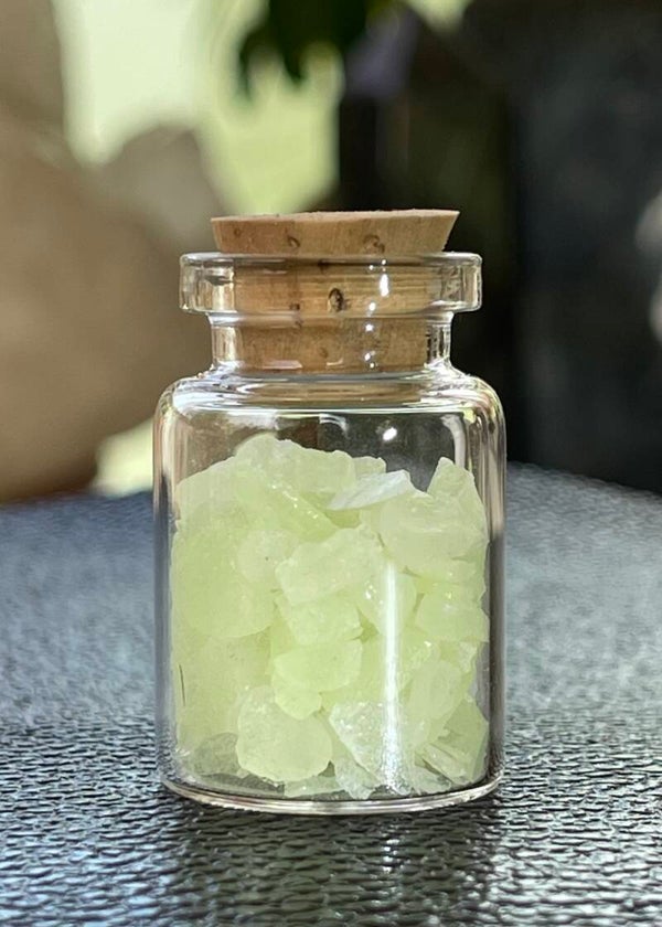 Fluorescerende steentjes uit China in flesje