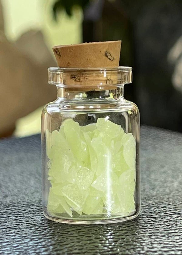Fluorescerende steentjes uit China in flesje