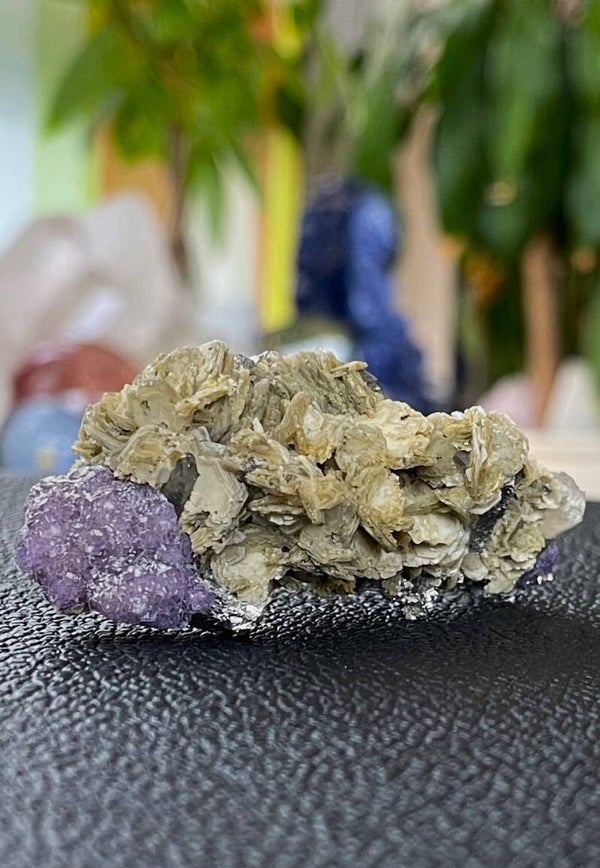 Paarse Fluoriet met Muscoviet, Arsenopyriet, Sideriet en Bergkristal uit Portugal ruw, medium