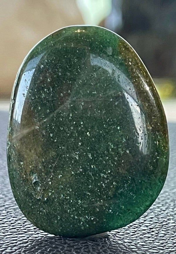 Fuchsiet knuffelsteen plat, groot