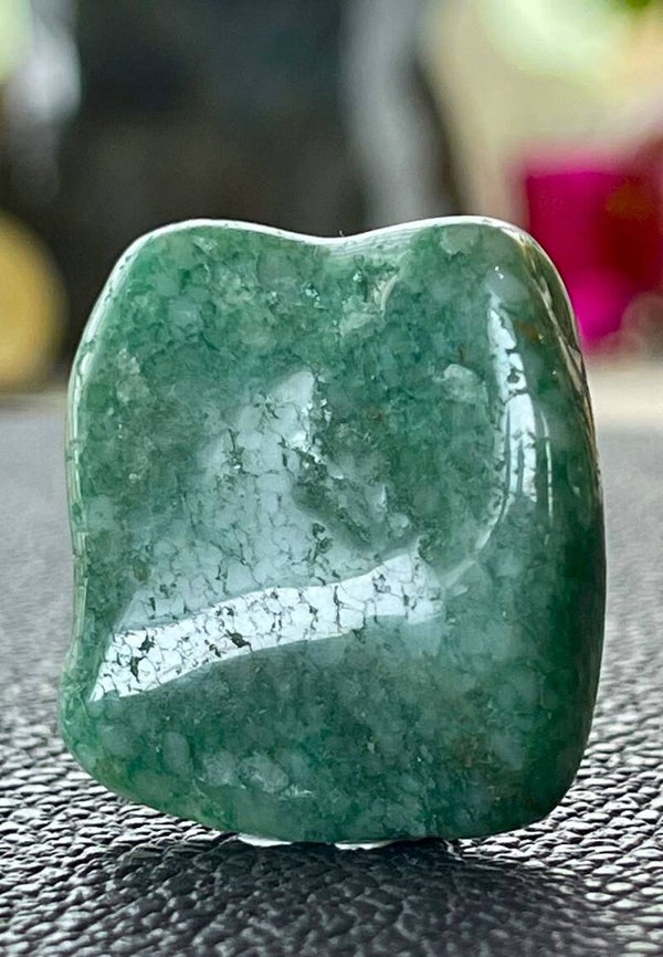 Fuchsiet knuffelsteen plat