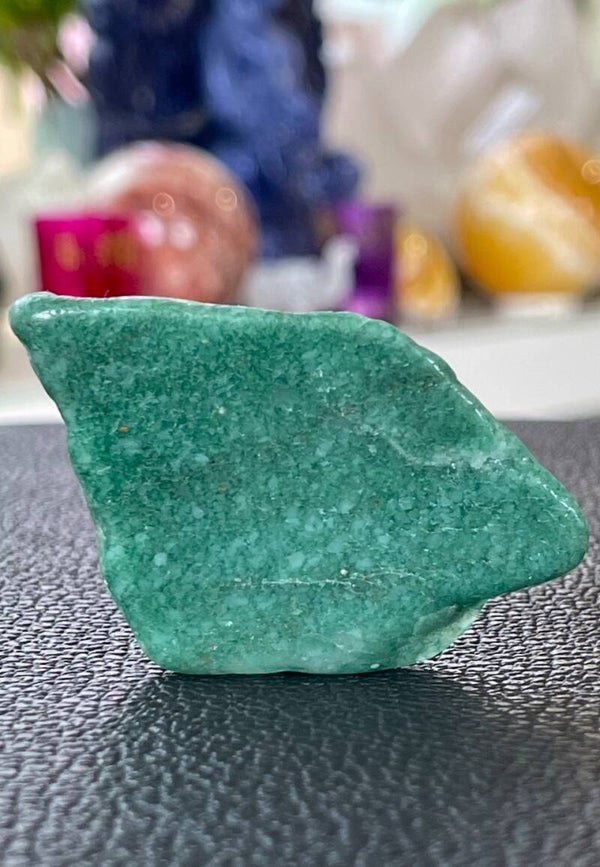 Fuchsiet knuffelsteen plat