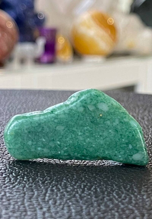 Fuchsiet knuffelsteen plat