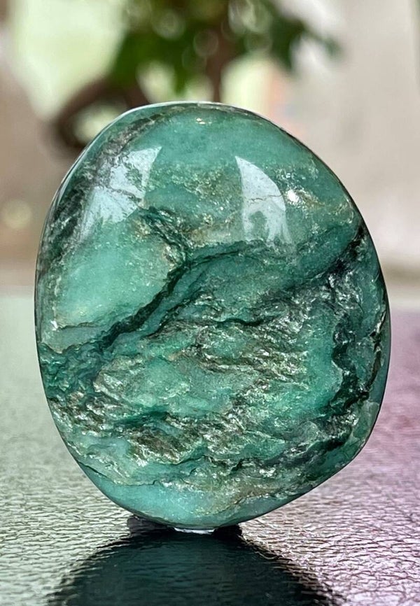 Fuchsiet knuffelsteen plat