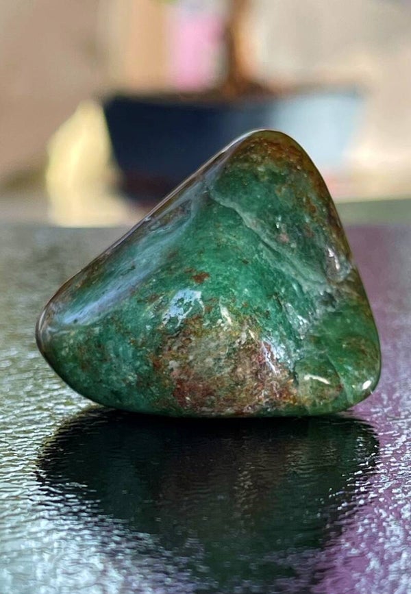 Fuchsiet trommelsteen