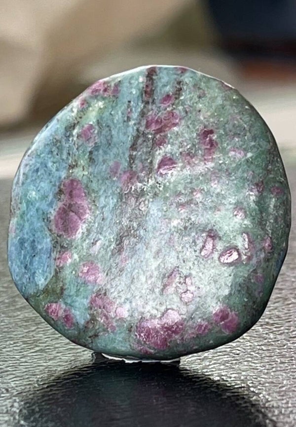 Fuchsiet met Robijn knuffelsteen plat