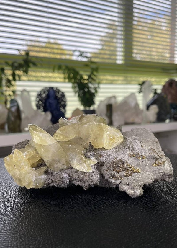 Gele Calciet met Chalcopyriet op matrix uit USA ruw, groot