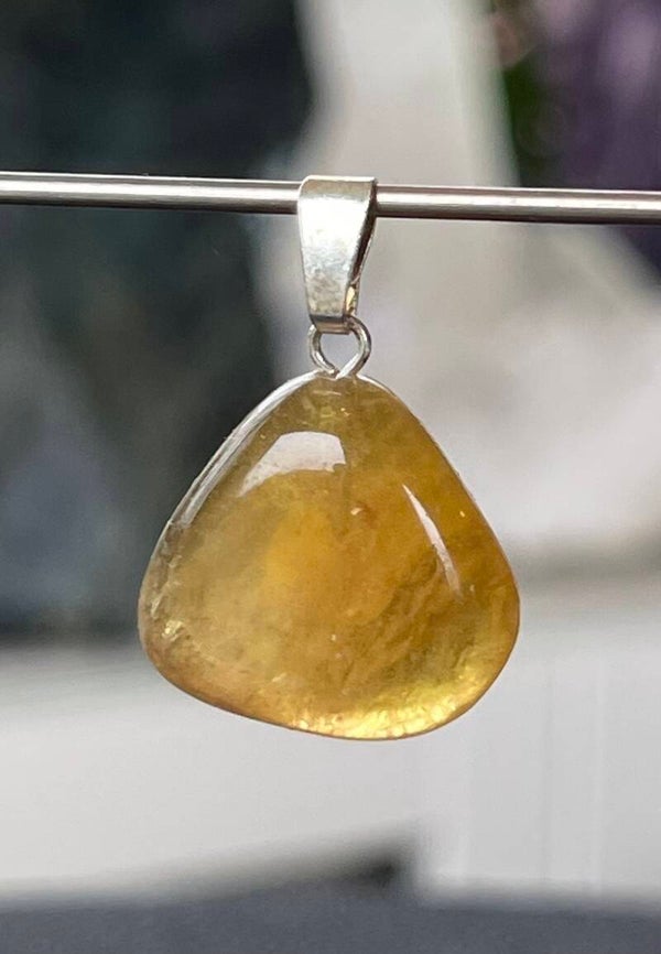 Gele Fluoriet hangertje, met veter