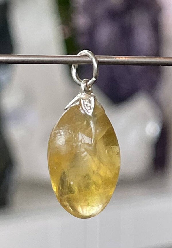 Gele Fluoriet hangertje, met veter