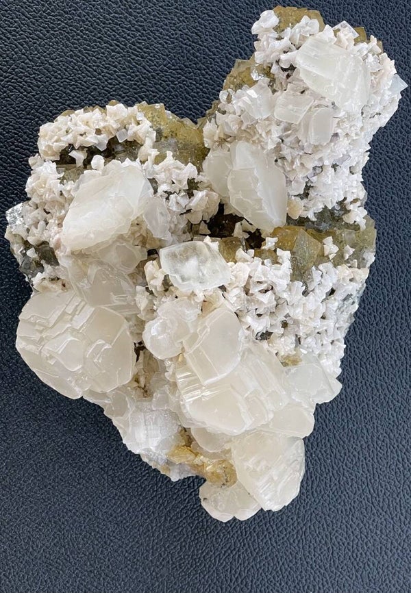 Gele Fluoriet met Dolomiet en Calciet uit Moscona Asturias Spanje ruw, heel groot